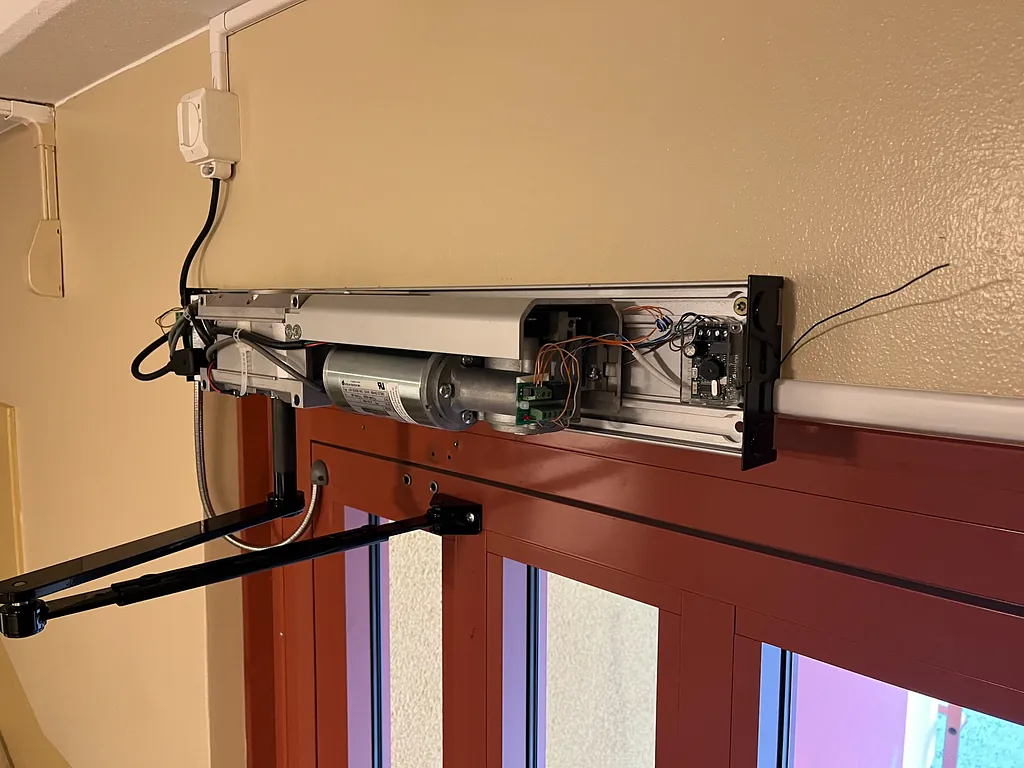 Installation av automatiska dörrar Botkyrka för entré och hiss - Progressa experter på dörrautomatik.