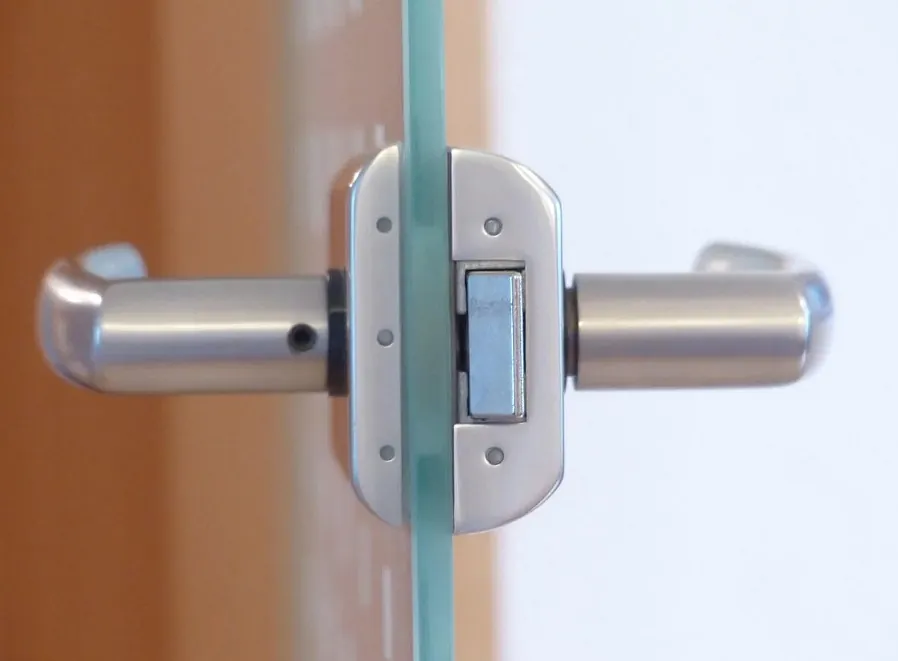 Dörrautomatik Stockholm - Progressa installerar automatiska dörröppnare för entré och hiss.