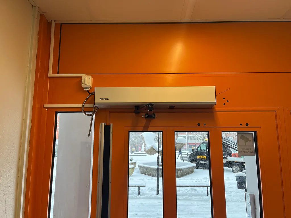 Automatiska dörrar installerade av Progressa för ökad tillgänglighet i Stockholm.