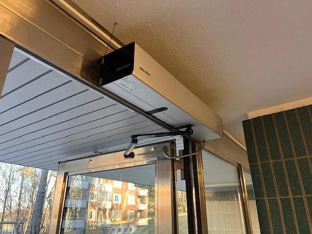 Dörrautomatik från Progressa - automatiska dörröppnare för säkra och tillgängliga entréer i Stockholm