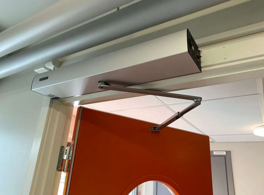 Installation av automatiska dörrar i Södertälje för ökad tillgänglighet och säkerhet.